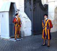 Wachen vor dem Petersdom in Rom